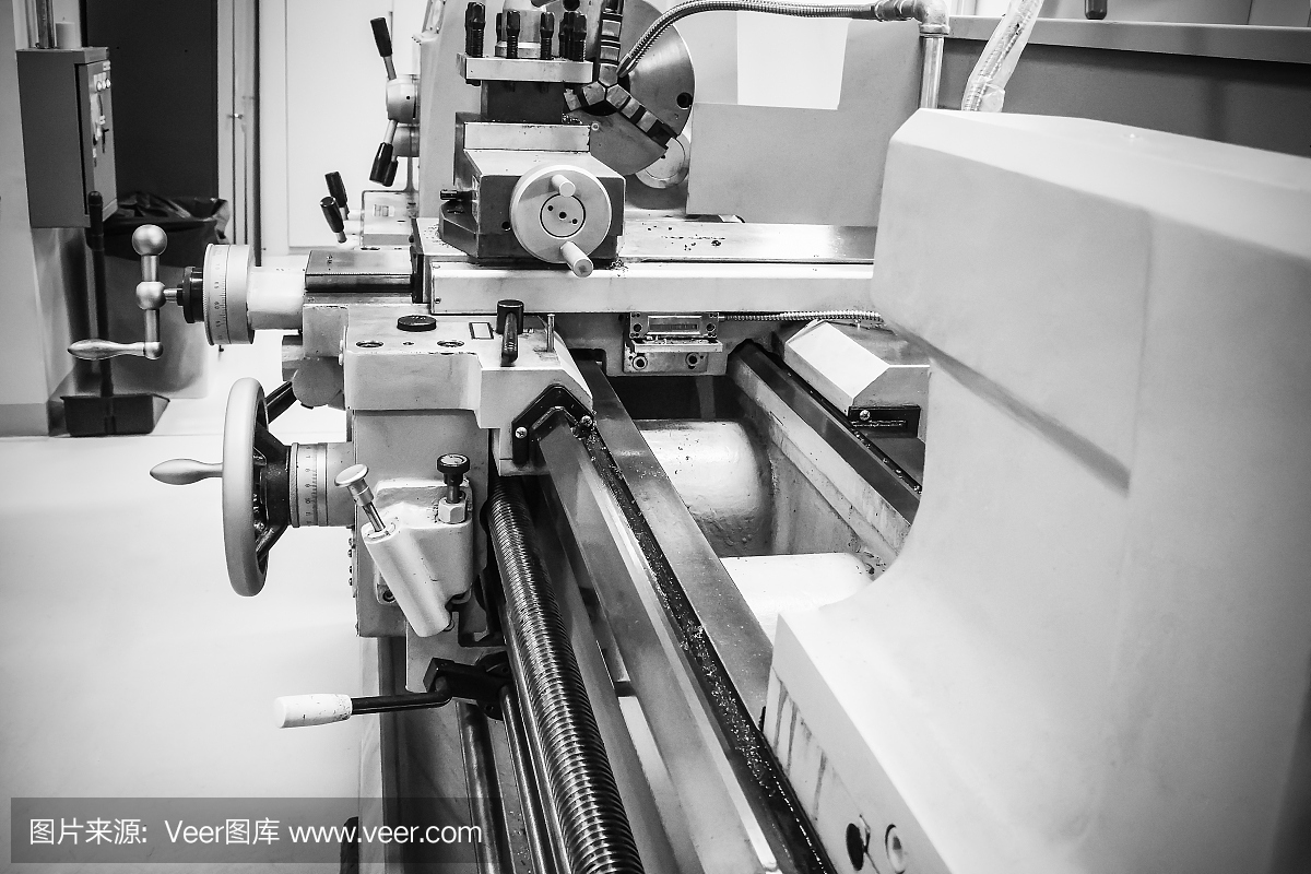 車床在車間,機(jī)器是舊的,但工作